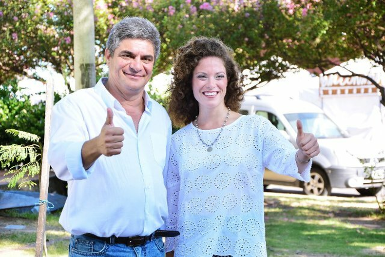 Armándola junto a Gustavo Curvale, cuando fue precandidata a intendenta de Paraná.