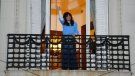 CFK en el balcón del departamento en el que cumple prisión domiciliaria.&nbsp;