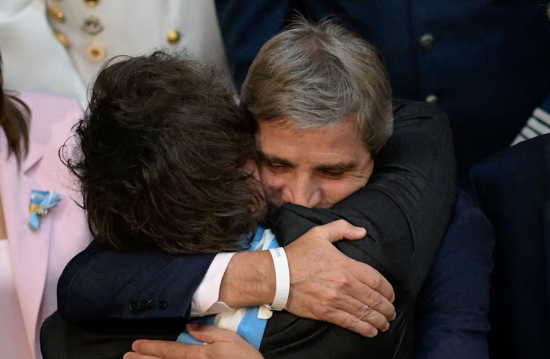 El Gobierno, con Javier Milei y Toto Caputo a la cabeza, apuestan a que la baja del riesgo país y los créditos reactiven la economía