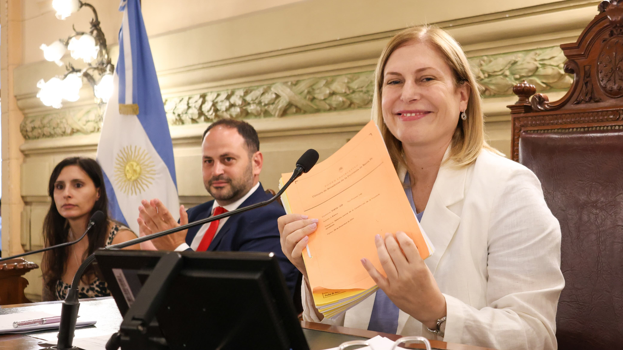 La vicegobernadora Gisela Scaglia, con la ley de necesidad de reforma constitucional en mano.