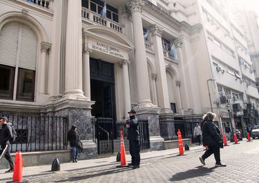 El Banco Central aprovecha los dólares por la emisión de deuda del sector corporativo y se ganó la felicitación del FMI.