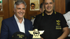 El gobernador Martín Llaryora junto a un agente de la Fuerza Provincial Antinarcotráfico en Marcos Juárez.&nbsp;