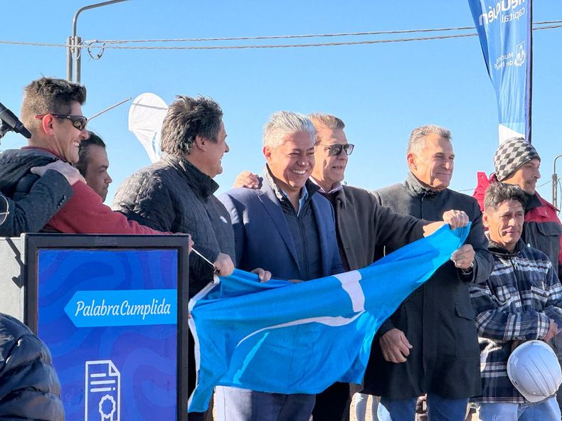 Rolando Figueroa, gobernador de Neuquén, analiza su estrategia para la elección de 2025.