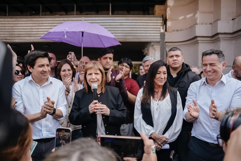 Patricia Bullrich, Gonzalo Roca y otras figuras de la lista de La Libertad Avanza, en el Mercado Norte de Córdoba