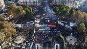La multitud reunida en Plaza de Mayo, apenas una porción de otra inmensa movilización federal en defensa de las univerdades. La multitud reunida en Plaza de Mayo, apenas una porción de otra inmensa movilización federal en defensa de las univerdades.