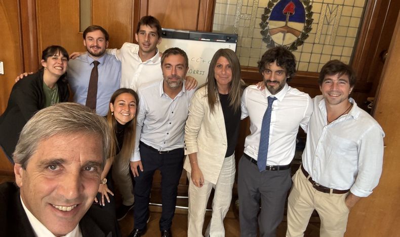 Toto Caputo y un grupo de colaboradores del Ministerio de Economía  