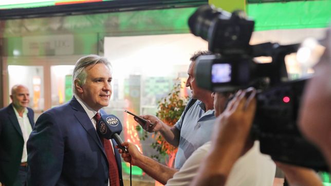 Martín Llaryora, en el centro de la escena. 