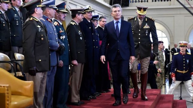 macri lleva el aumento a militares al 20% para calmar el brote verde macri lleva el aumento a militares al 20% para calmar el brote verde