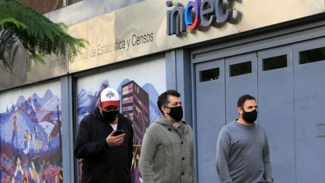 salarios: en agosto le ganaron a la inflacion, pero caen en la foto anual