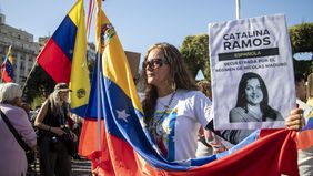 Fuera de Venezuela, los festejos. Dentro, una transición sin certezas.