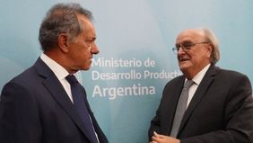 Spoiler alert: Scioli se venga del beso de oso y anticipa a su sucesor