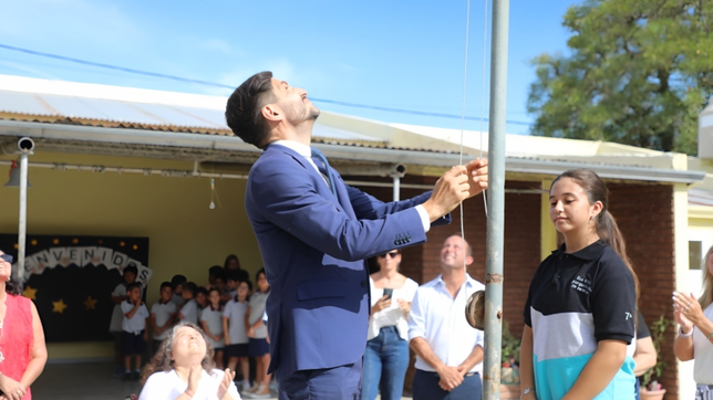 Maximiliano Pullaro sigue de cerca dos factores para decidir si armar Unidos para Cambiar Santa Fe. Maximiliano Pullaro sigue de cerca dos factores para decidir si armar Unidos para Cambiar Santa Fe.