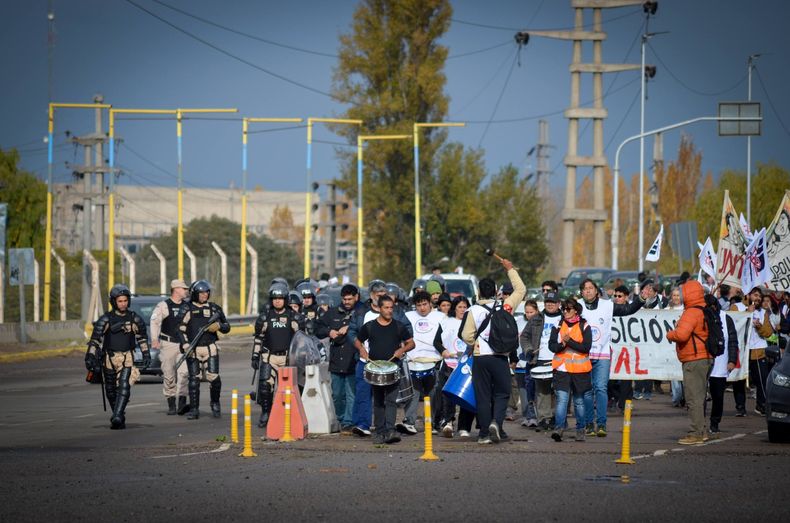 Los docentes organizados de Río Negro durante una protesta reciente en la ruta nacional 22.