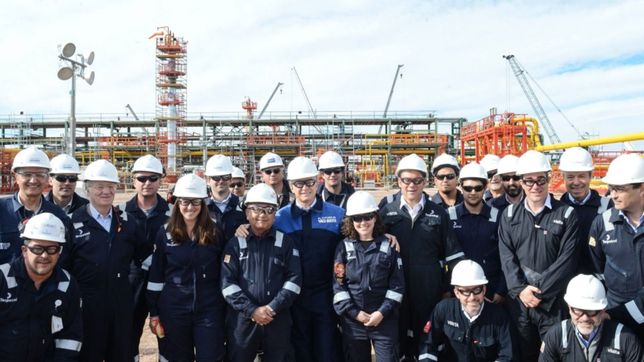 gesto de macri a rocca: ajenos a las denuncias de coima, recorrieron vaca muerta