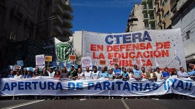 paran los docentes en todo el pais por la represion en chubut y corrientes