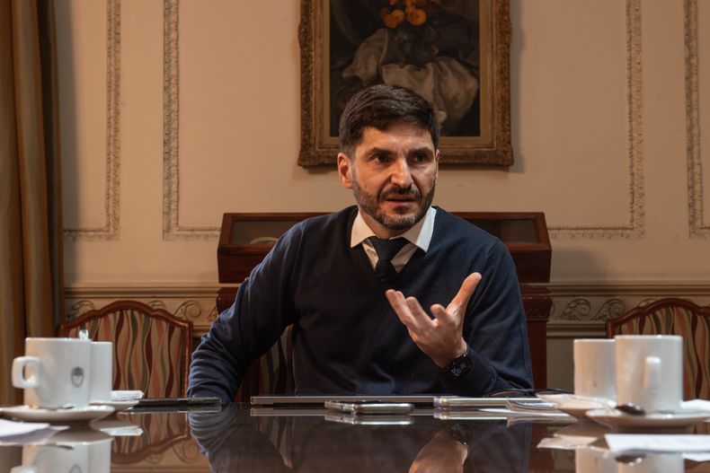 El gobernador Maximiliano Pullaro recibió a Letra P en su despacho, en la sede Rosario de la Casa de Gobierno. (Fotos: Farid Dumat Kelzi)