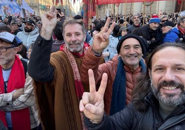 Paco Olveira, Juan Carlos Molina y otros curas villeros en la marcha por CFK