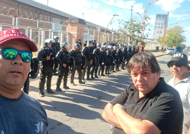 El momento previo al despeje del acceso del puerto de Concepción del Uruguay, en manos de las fuerzas de seguridad.