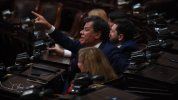 Facundo Manes, héroe opositor por ausencia del peronismo. Javier MIlei junta tropa... enemiga.