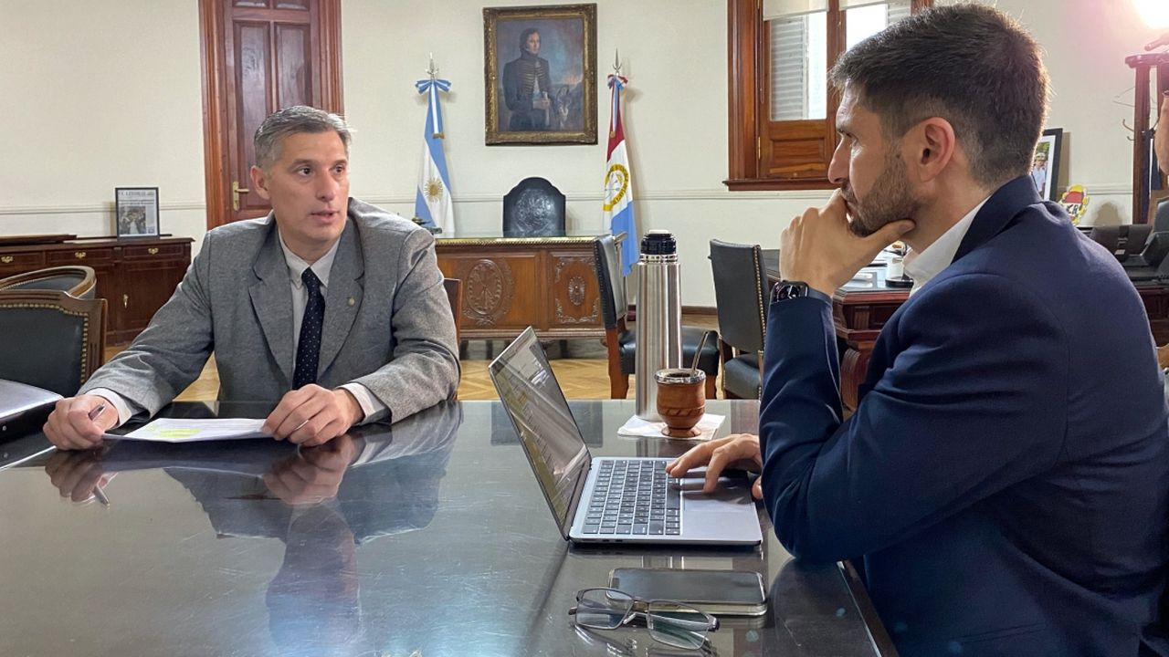 El gobernador de Santa Fe, Maximiliano Pullaro, junto a su ministro de Economía, Pablo Olivares
