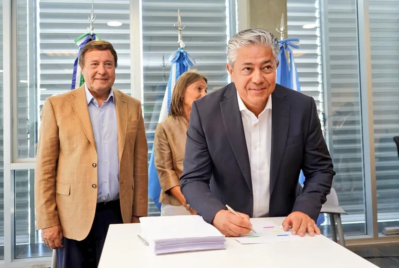 El Gobierno cerr&oacute; los contratos de las represas del Comahue y asegur&oacute; inversiones por m&aacute;s de US$ 706 millones