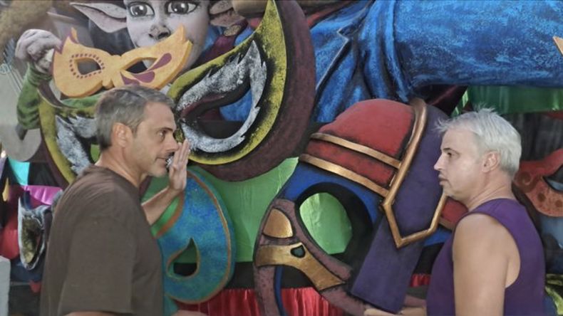 Guillermo Michel, durante una visita a los talleres de la Comparsa Papelitos, en Gualeguaychú.