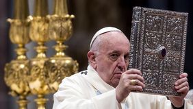 Marchas y contramarchas de un papa de transición que quiere quedarse