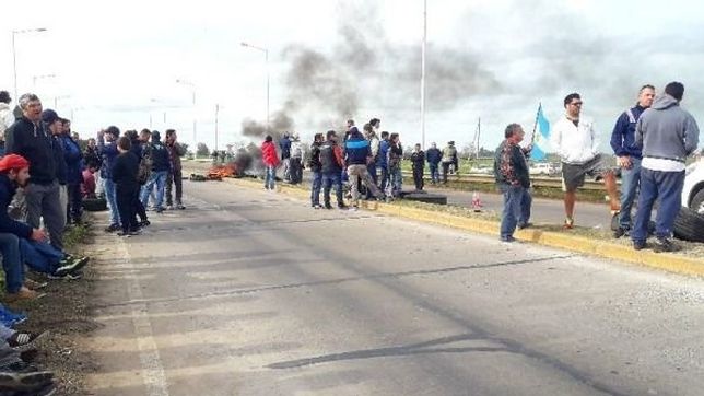 trabajadores reclaman por falta de pago en una avicola bonaerense