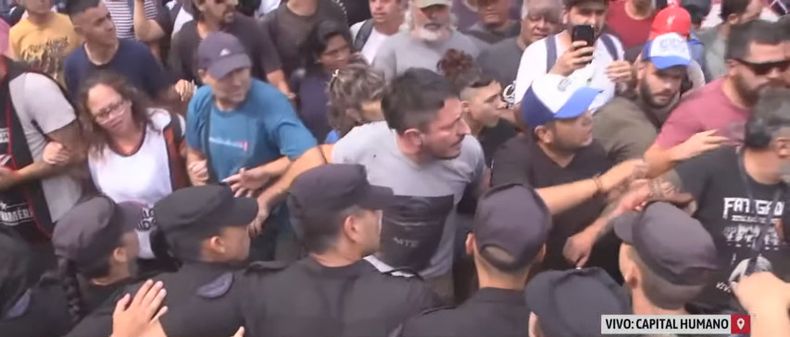 Los movimientos sociales en la sede del Ministerio de Capital Humano enfrenta el Protocolo Antipiquetes de Patricia Bullrich. Captura de la transmisión del canal LN+. Los movimientos sociales en la sede del Ministerio de Capital Humano enfrenta el Protocolo Antipiquetes de Patricia Bullrich. Captura de la transmisión del canal LN+.