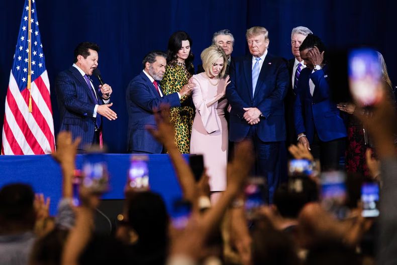 Donald Trump, bendecido por predicadores evangélicos