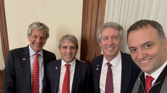 Juan Pazo, Toto Caputo, Santiago Bausili y Manuel Adorni antes del anuncio del Gobierno.