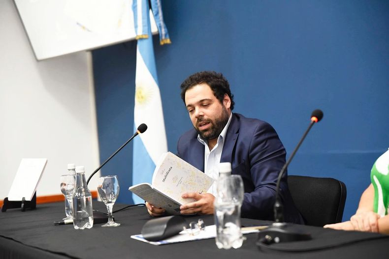 Troncoso, durante la presentación de su último libro de poesías, Multifruta, en Paraná. 
