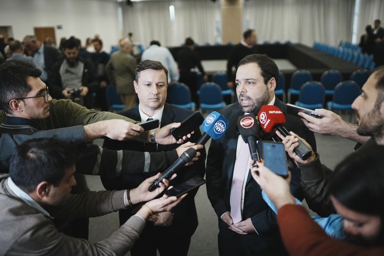 Manuel Troncoso y Julián Maneiro, ministro de Gobierno y Trabajo y el secretario de Asuntos Políticos respectivamente, durante un rueda de prensa.
