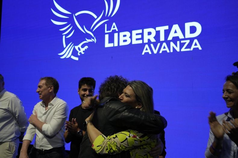 Nadia Márquez y Javier Milei: un sentido abrazo en el cierre de campaña.