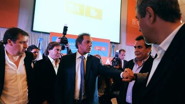 rodeado de intendentes, scioli avalo la decision de bossio y urribarri