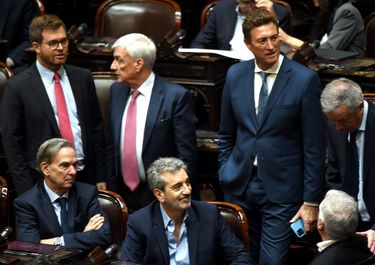 Miguel Pichetto con Álvaro González, Oscar Carreño, Nicolás Massot, Ignacio García Aresca y Emilio Monzó. Los bloques del medio que complotan contra Javier Milei. 