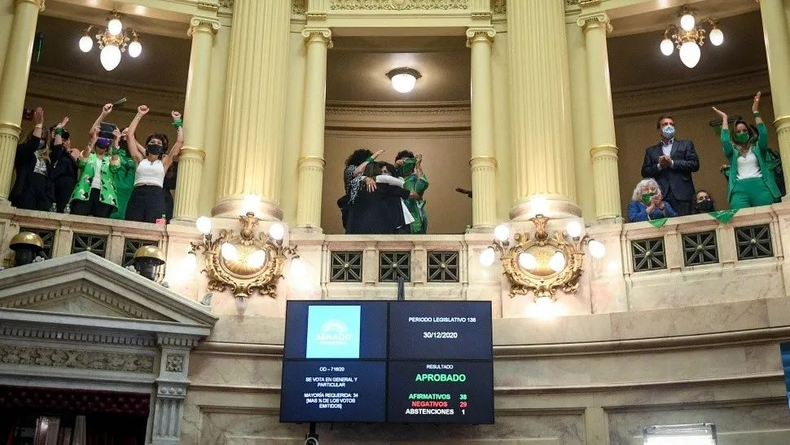 Funcionarias celebran la aprobación del aborto legal aborto senado 2020