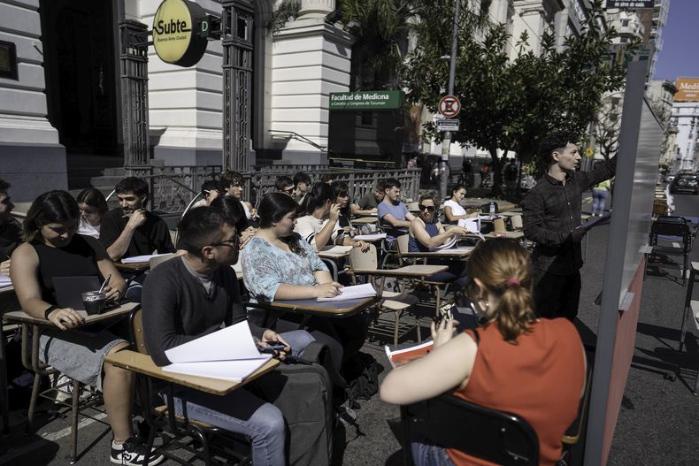 Clase pública en protesta contra el veto al financiamiento de las universidades