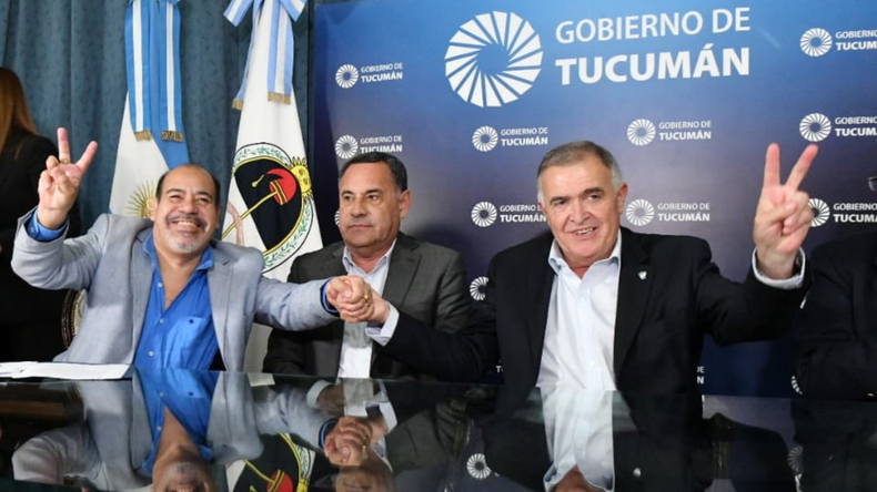 Los dedos en V: Osvaldo Jaldo también avanzó con la firma de acuerdos salariales con los gremios provinciales.&nbsp;