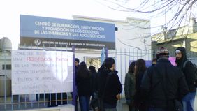 Conflicto y repudio a la Subsecretaría de Infancia de Quilmes por despidos