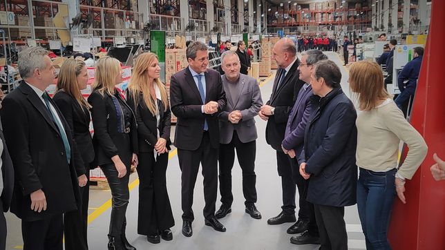 Sergio Massa junto al candidato a gobernador del PJ en Santa Fe, Marcelo Lewandowski, y el mandatario Omar Perotti.