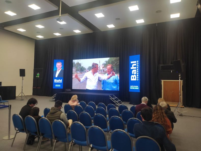 Casi las 23 del domingo y poco movimiento en el búnker del peronismo. Casi las 23 del domingo y poco movimiento en el búnker del peronismo.
