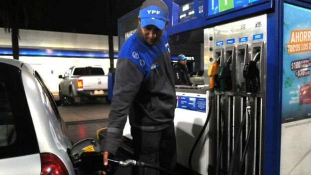 YPF se sumó a Shell y Axion y aumentó el precio de las naftas