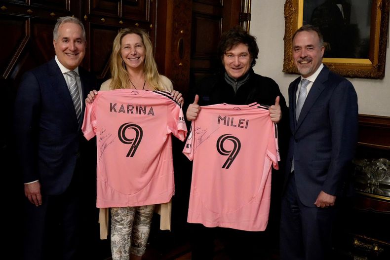 Karina Milei y Javier Milei, con camisetas firmadas por Lionel Messi.&nbsp;