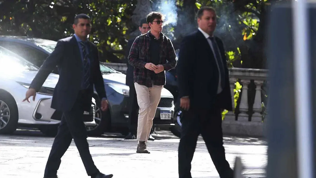 Santiago Caputo entra a la Casa Rosada.