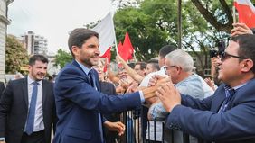 Saludo a la militancia.&nbsp;Maximiliano Pullaro y Leonel Chiarella&nbsp; recorrieron juntos la explanada de la Legislatura.&nbsp;