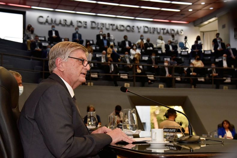 El gobernador de La Pampa, Sergio Ziliotto, durante el mensaje en el que presentó a la Legislatura su proyecto de aporte solidario obligatorio. Foto: www.radiokermes.com