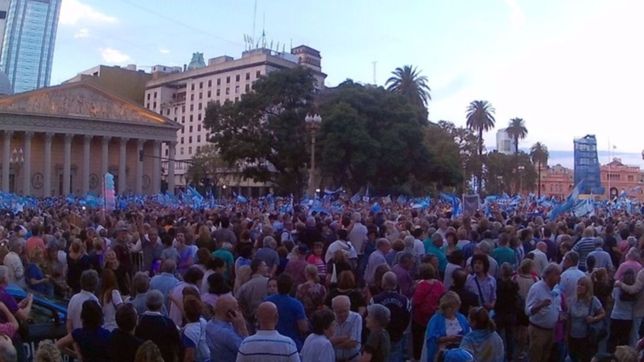 la marcha de apoyo al gobierno fue multitudinaria y profundizo la polarizacion