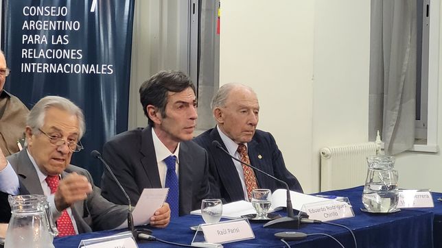 Eduardo Rodríguez Chirillo (centro), asesor del gobierno de Javier Milei en materia energética