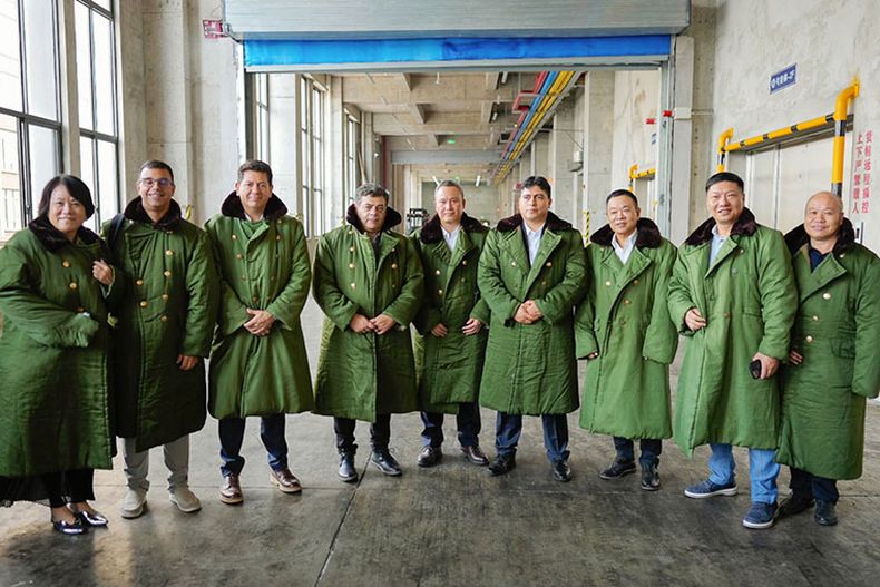 El gobernador Santacruceño, Claudio Vidal junto a los empresarios chinos recorriendo los puertos de la Provincia